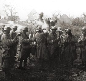 Französische Truppen vor einer Feldküche an der Somme