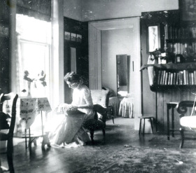 Ethel Cooper in ihrer Wohnung in der Leipziger Grassistrasse