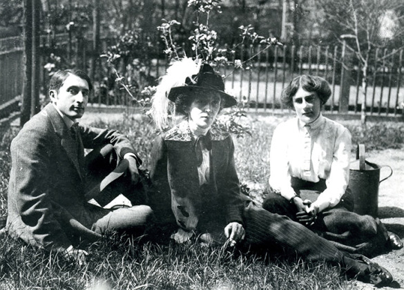 Ethel Cooper (Bildmitte) mit Sandor Vas (links) und Nora Thomas, circa 1914