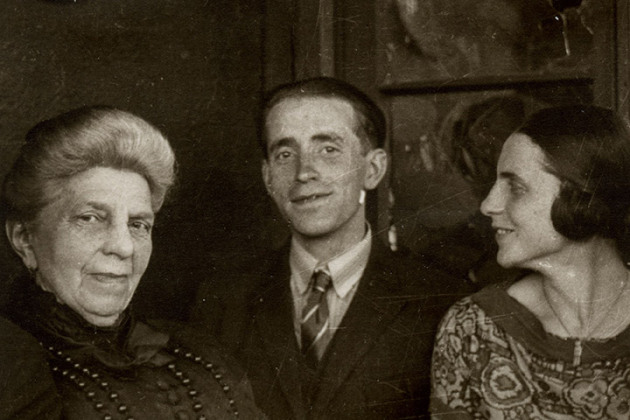 Elfriede Kuhr  mit ihrer Großmutter und ihrem Bruder Willi