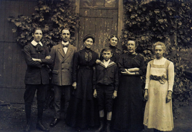 Yves Congar (Mitte) mit seiner Familie im Jahr 1918: Der Anfang 1918 verschleppte Vater ist auf diesem Bild nicht zu sehen.