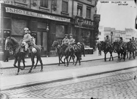 Die deutsche Kavallerie reitet durch Antwerpen kurz nach der Kapitulation der Stadt, 1914.