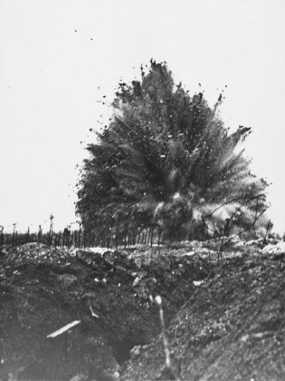 Eine Mine explodiert während der Kämpfe bei Messines, Juni 1917.