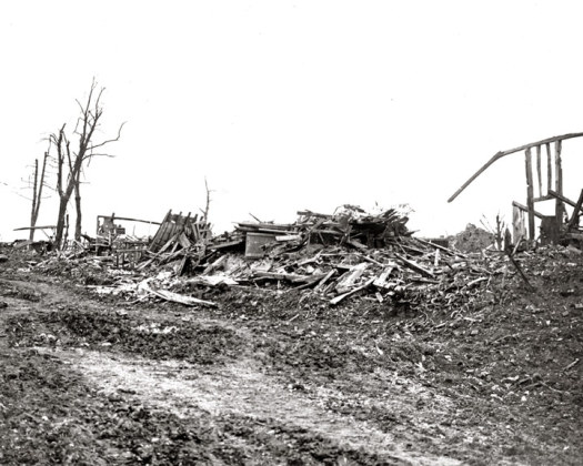 Die ehemalige Hauptstraße von Martinpuich nach den Kämpfen an der Somme, 1916