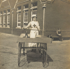 Gabrielle West vor dem Krankenhaus in Naunton Park bei Cheltenham, Großbritannien