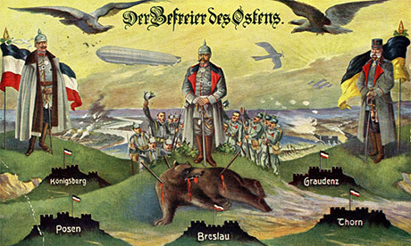 Postkartenmotiv, das Hindenburg, zwischen Kaiser Wilhelm II. und Kaiser Franz Joseph I. von Österreich-Ungarn auf einem erlegten Bären stehend zeigt, dem Symbol für das besiegte Russland
