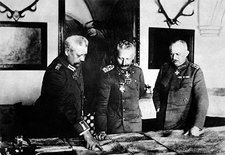Paul von Hindenburg mit Kaiser Wilhelm II. und Erich Ludendorff über eine Landkarte gebeugt