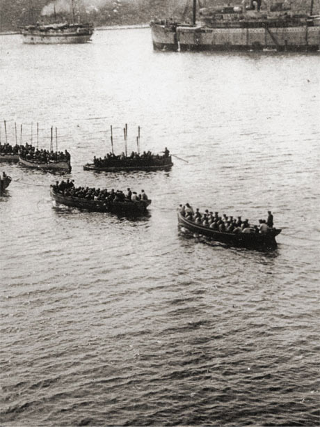 Alliierte Truppen in Landungsbooten an den Dardanellen, 1915