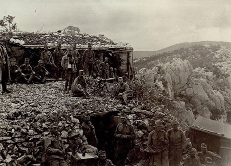 Österreichische Truppen auf einem Berggipfel am Isonzo