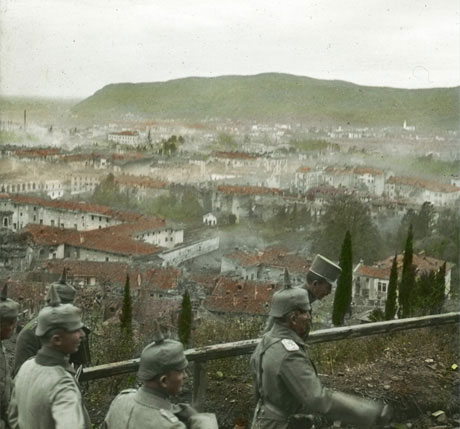 Kaiser Wilhelm II. und Kaiser Karl von Österreich-Ungarn (rechts) oberhalb der Stadt Görz