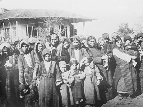 Eine Gruppe Armenierinnen mit ihren Kindern