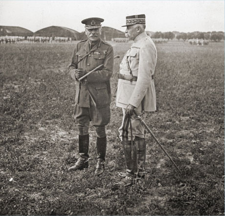 Der britische Oberbefehlshaber Douglas Haig (links) mit dem französischen General Antoine