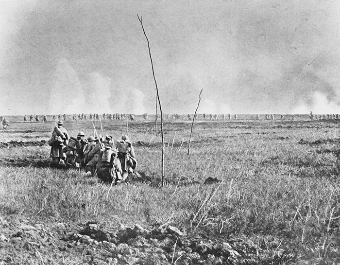 Französische Truppen auf einem Feld
