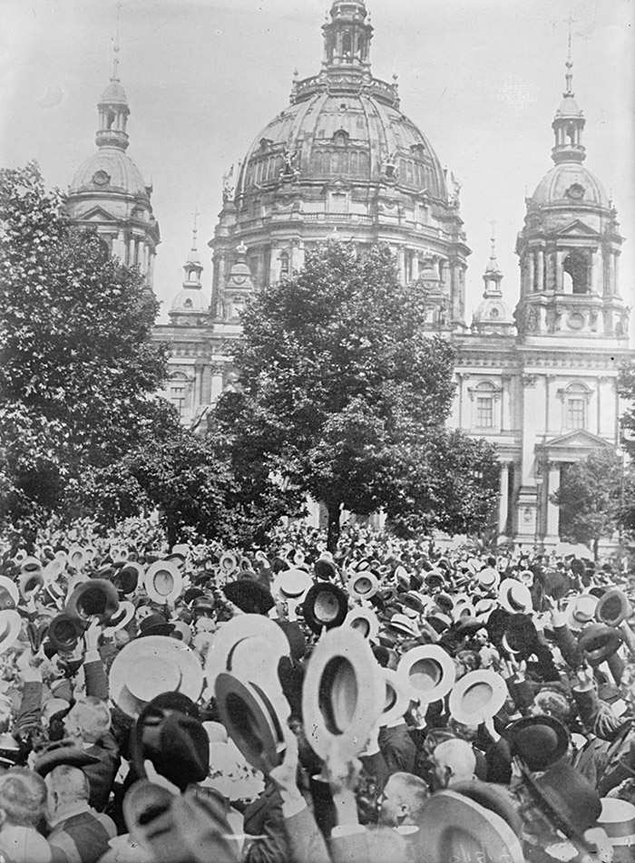Jubelnde Menschmenge in Berlin nach Kriegsausbruch 