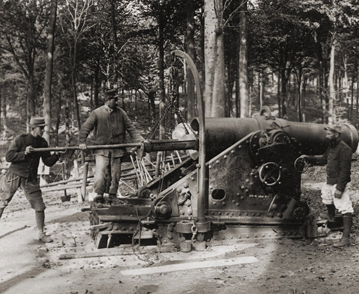 Französische Soldaten neben einem riesigen Geschütz