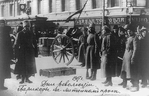 Barrikaden in St. Petersburg während der Revolutionszeit, 1917