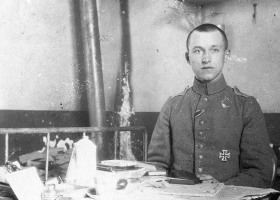 Ein Bild von Ernst Jünger kurz vor der Somme-Schlacht, 1916