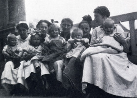 Elfriede Kuhr (rechts) mit Schwestern und Kindern des Städtischen Kinder- und Säuglingsheims in Schneidemühl, 1918