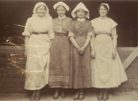Gabrielle West (Zweite von rechts) mit ihren Kolleginnen aus der Küche in Naunton Park