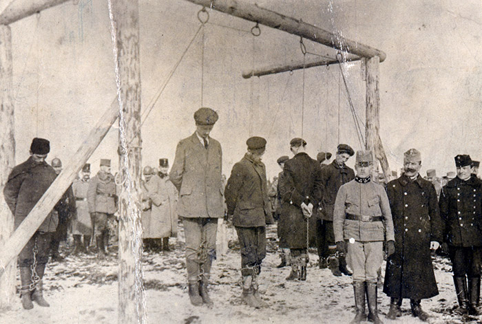 Osterreichische Truppen bei der Hinrichtung serbischer Zivilisten im Jahr 1915